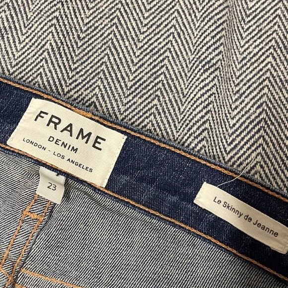 FRAME - Le Skinny de Jeanne Distressed Jean in Ingraham - Picture 4 of 8